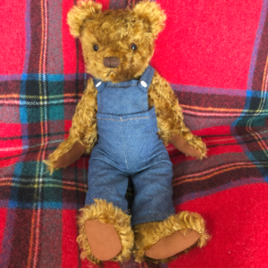 オーバーオールを着たテディベア